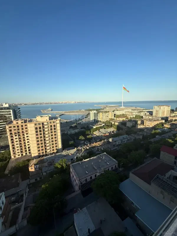 Satılır 4 otaqlı mənzil 121 m²