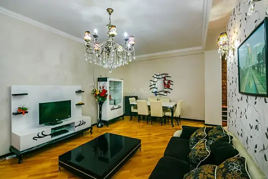Kirayə verilir 3 otaqlı mənzil 140 m² — Bakı, Sahil qəs. 3 otaq 140.00 m²