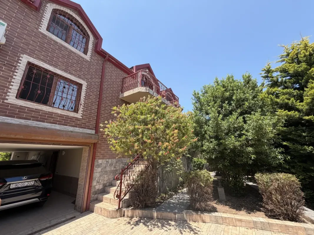 Satılır 11 otaqlı həyət evi 360 m²