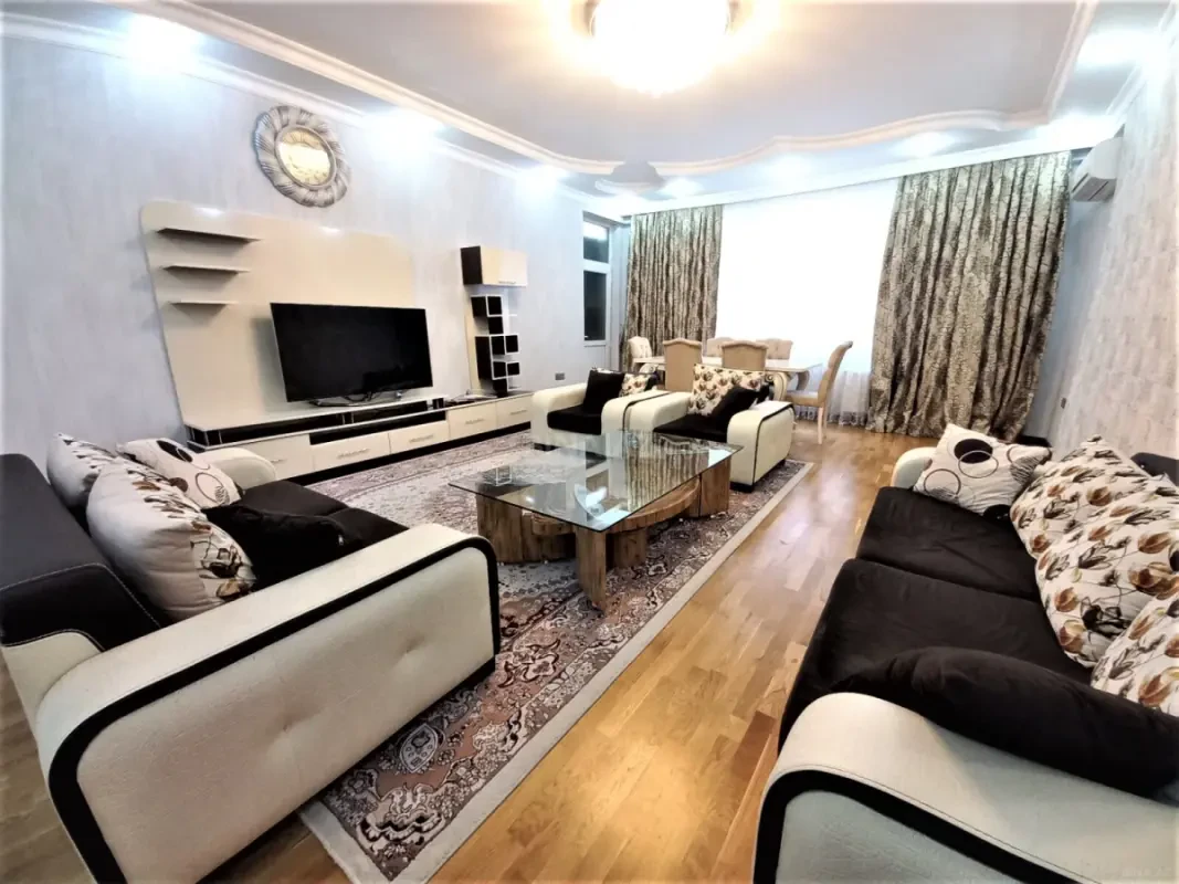 Kirayə verilir 3 otaqlı mənzil 135 m²