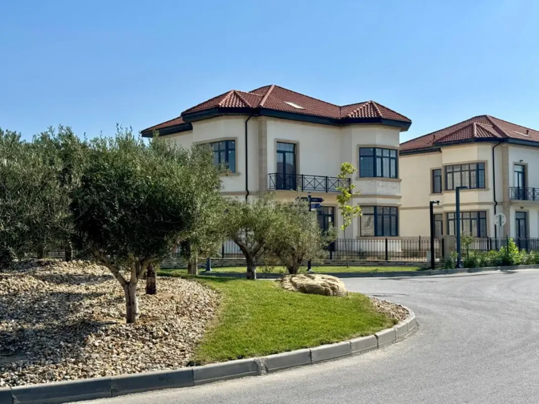Satılır 8 otaqlı həyət evi 400 m²