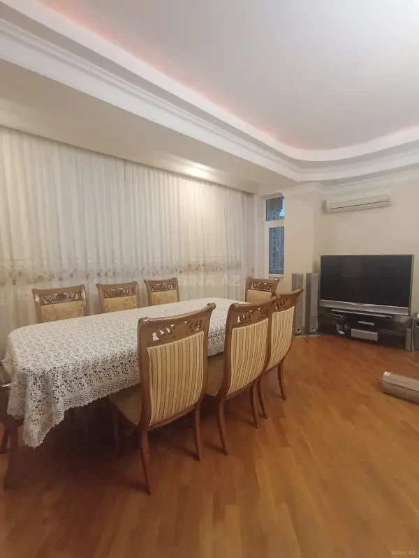 Kirayə verilir 4 otaqlı mənzil 182 m²