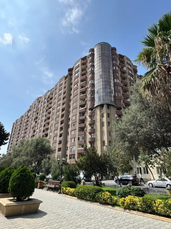 Kirayə verilir 2 otaqlı mənzil 105 m²