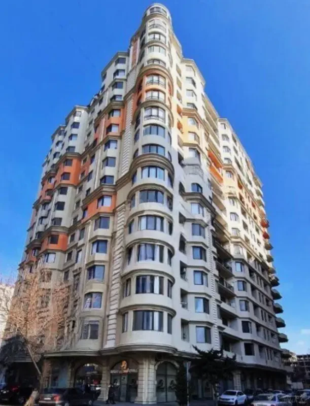 Satılır 4 otaqlı mənzil 210 m²
