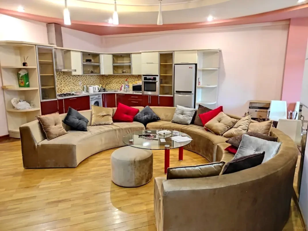 Kirayə verilir 2 otaqlı mənzil 110 m²