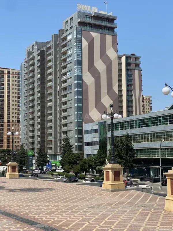 Satılır 4 otaqlı mənzil 185 m²