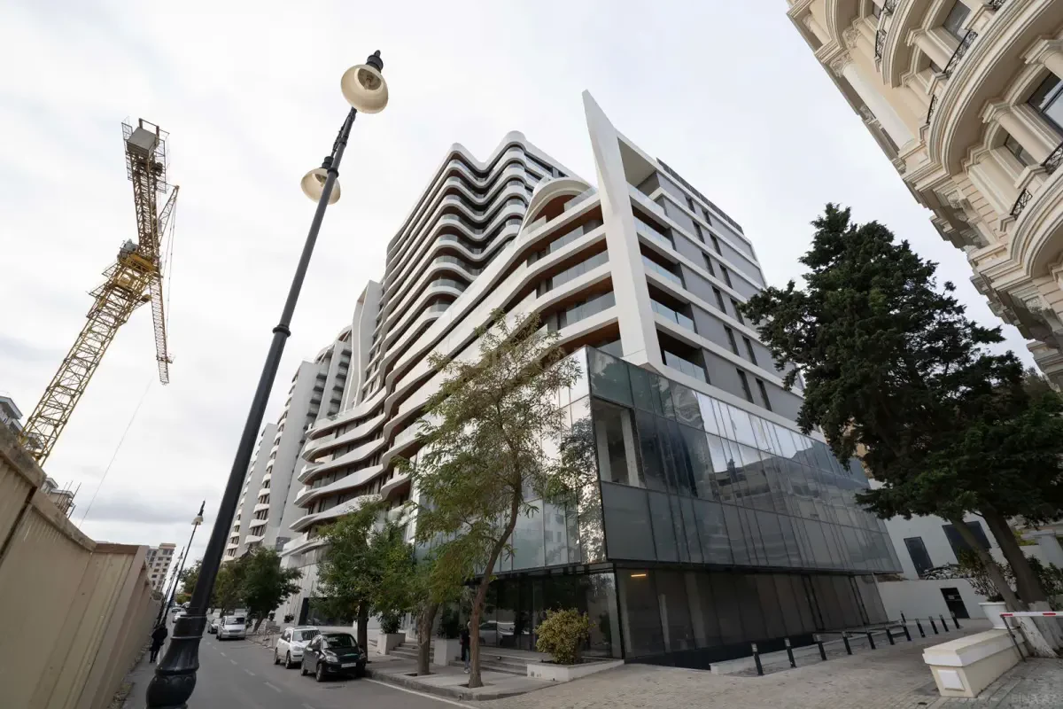 Satılır 5 otaqlı mənzil 303 m²
