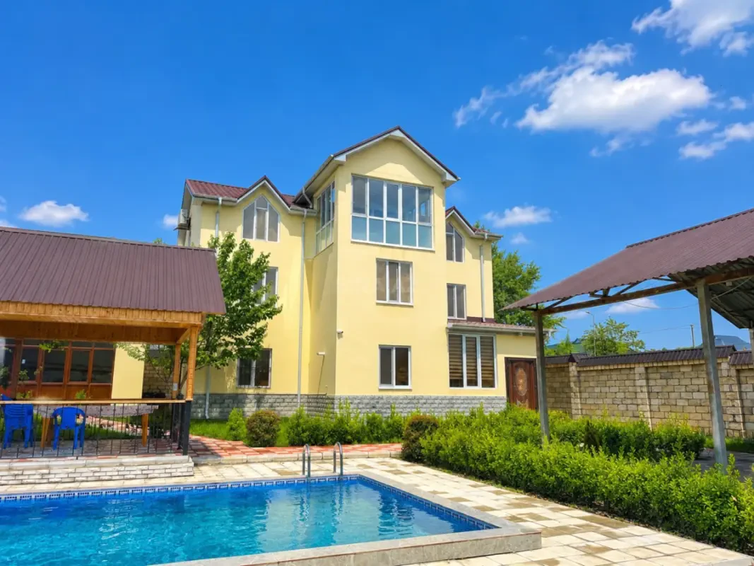 Kirayə verilir 7 otaqlı həyət evi 240 m²