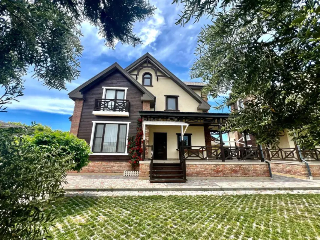 Satılır 6 otaqlı həyət evi 380 m²