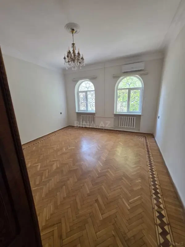 Kirayə verilir 9 otaqlı həyət evi 450 m²