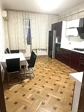 Kirayə verilir 3 otaqlı mənzil 130 m² — Bakı 3 otaq 130.00 m²