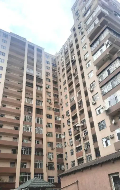 Satılır 4 otaqlı mənzil 135 m²