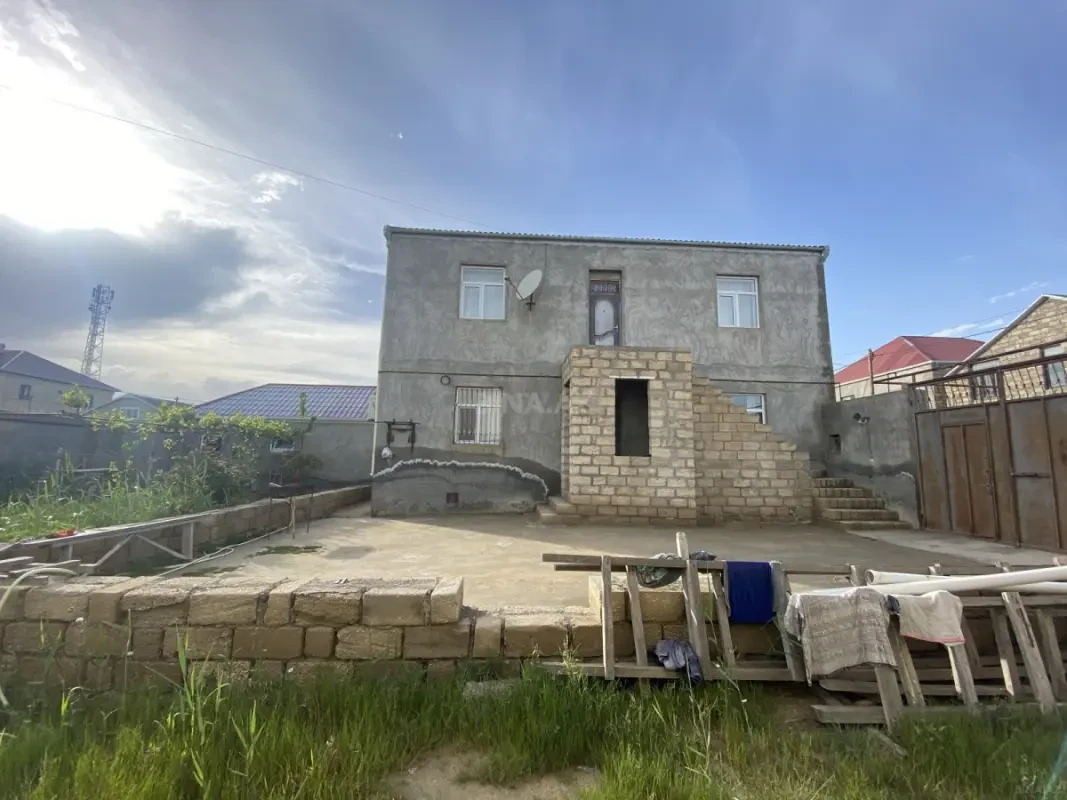 Satılır 5 otaqlı həyət evi 200 m²