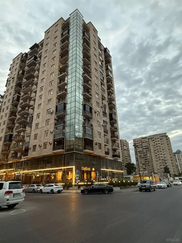 Satılır 4 otaqlı mənzil 247 m²