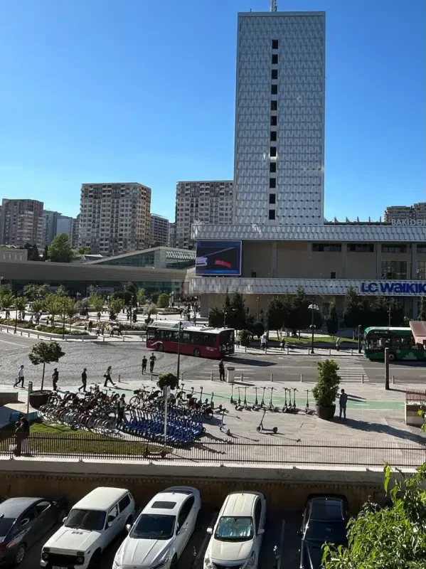 Kirayə verilir 7 otaqlı mənzil 350 m²