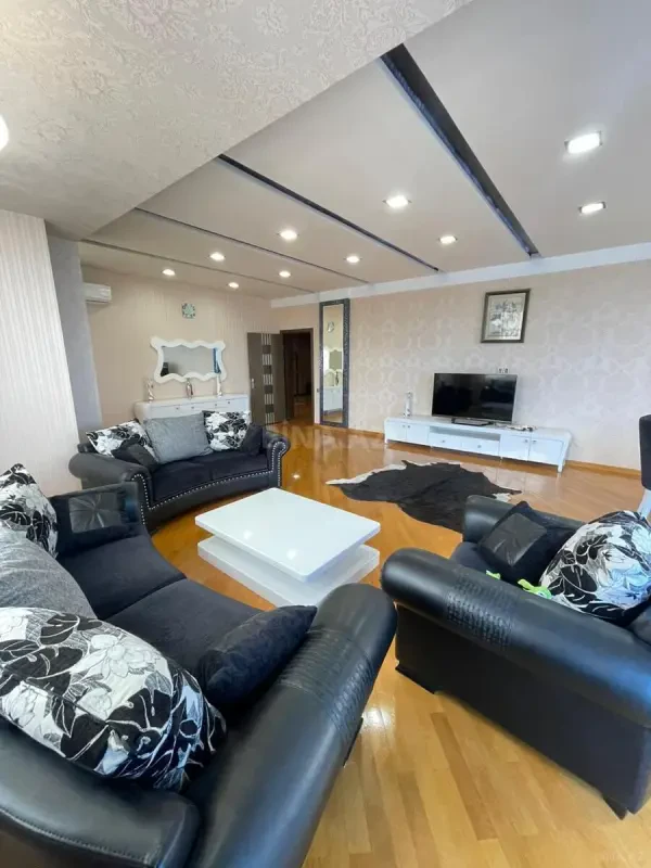 Kirayə verilir 3 otaqlı mənzil 170 m²