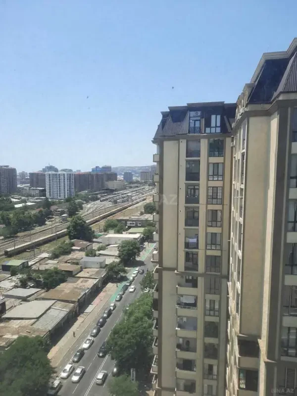 Satılır 4 otaqlı mənzil 166 m²