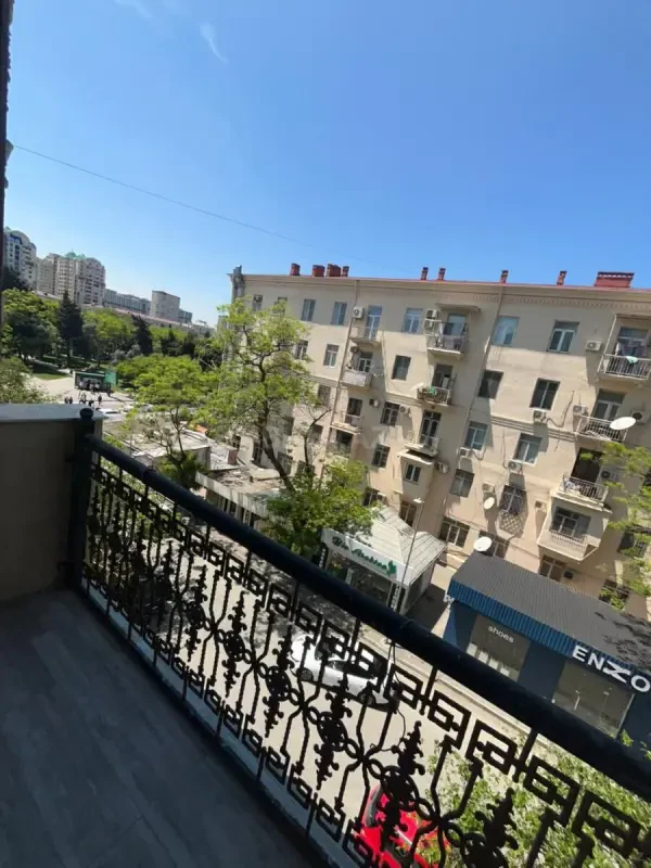Satılır 4 otaqlı mənzil 240 m²