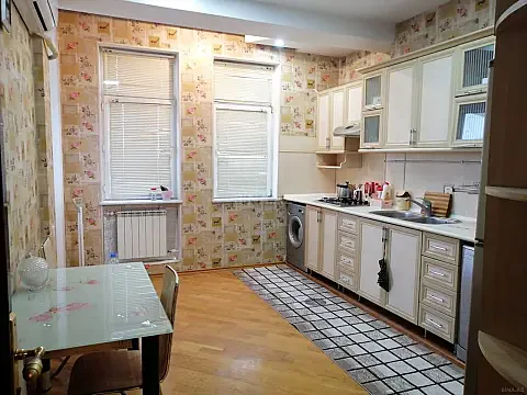 Kirayə verilir 4 otaqlı mənzil 160 m² — Bakı 4 otaq 160.00 m²
