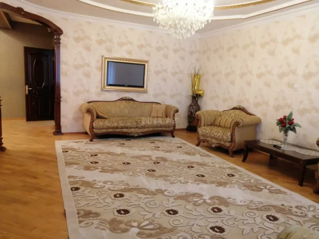 Kirayə verilir 4 otaqlı mənzil 160 m²