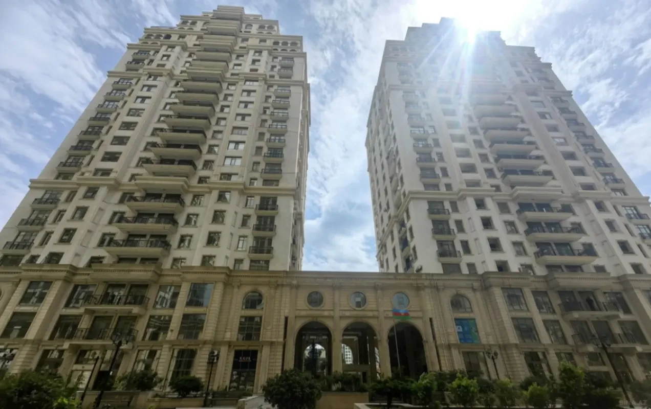 Satılır 4 otaqlı mənzil 322 m²