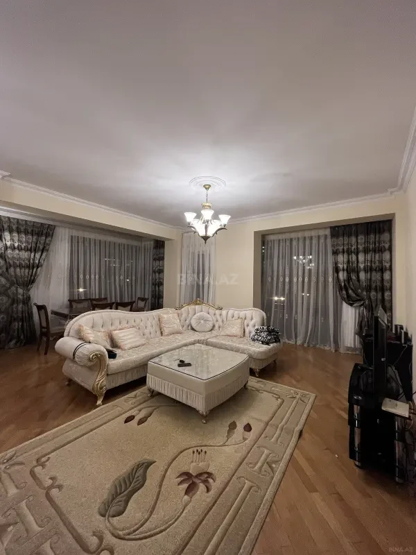 Kirayə verilir 4 otaqlı mənzil 145 m²
