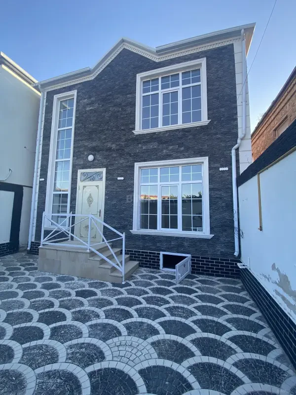 Satılır 5 otaqlı həyət evi 180 m²