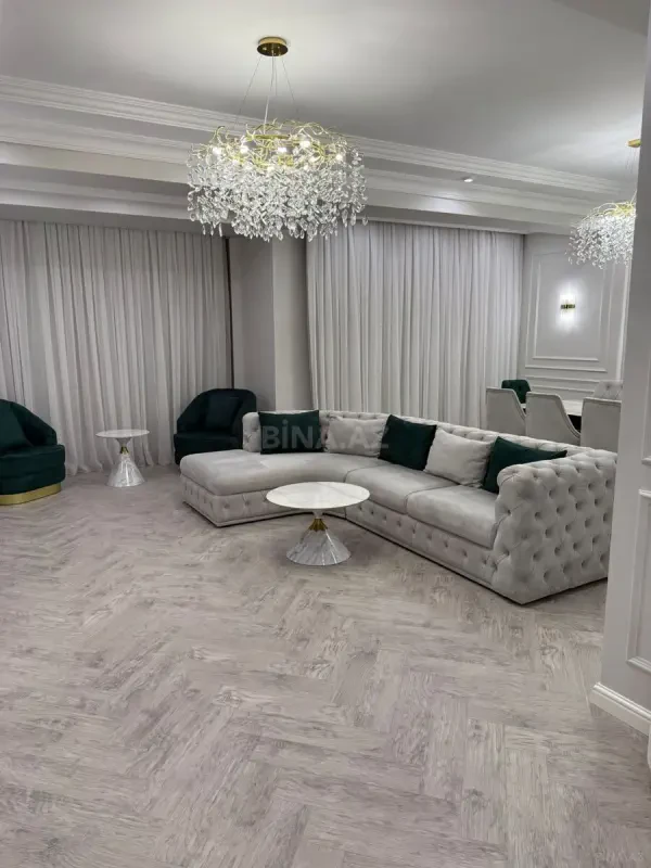 Satılır 4 otaqlı mənzil 181 m²