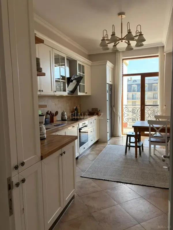 Kirayə verilir 3 otaqlı mənzil 140 m²