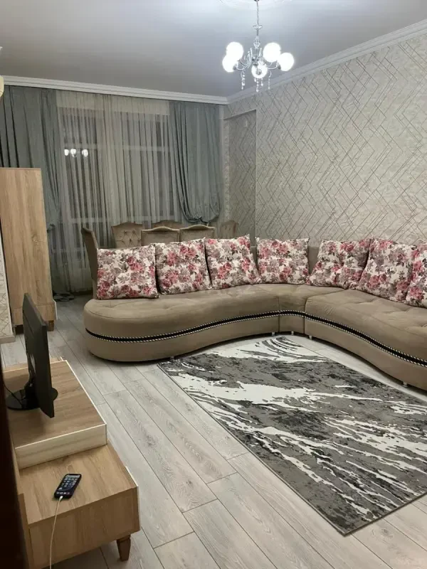Kirayə verilir 2 otaqlı mənzil 90 m²