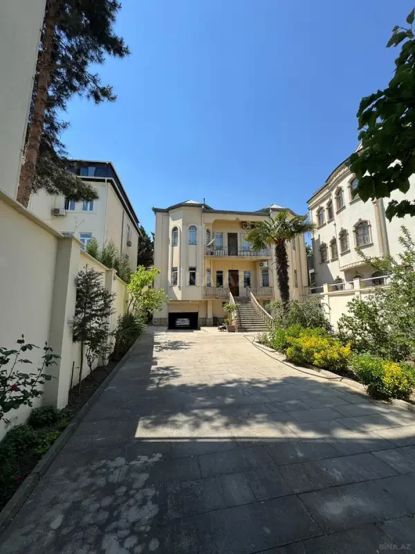 Satılır 9 otaqlı həyət evi 600 m²