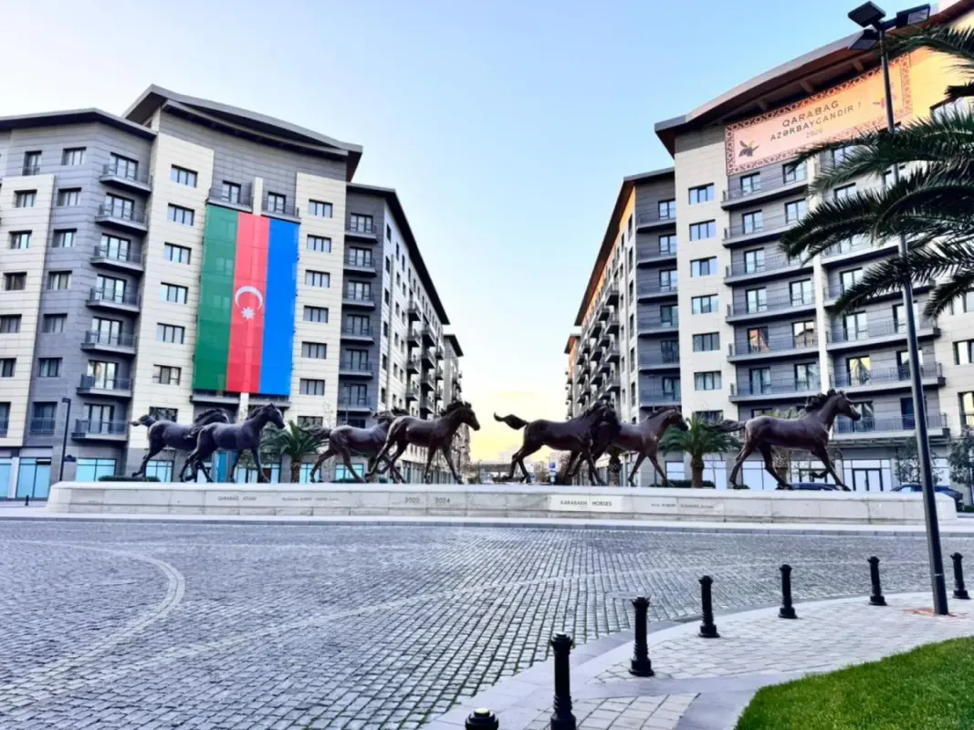 Satılır 4 otaqlı mənzil 216 m²