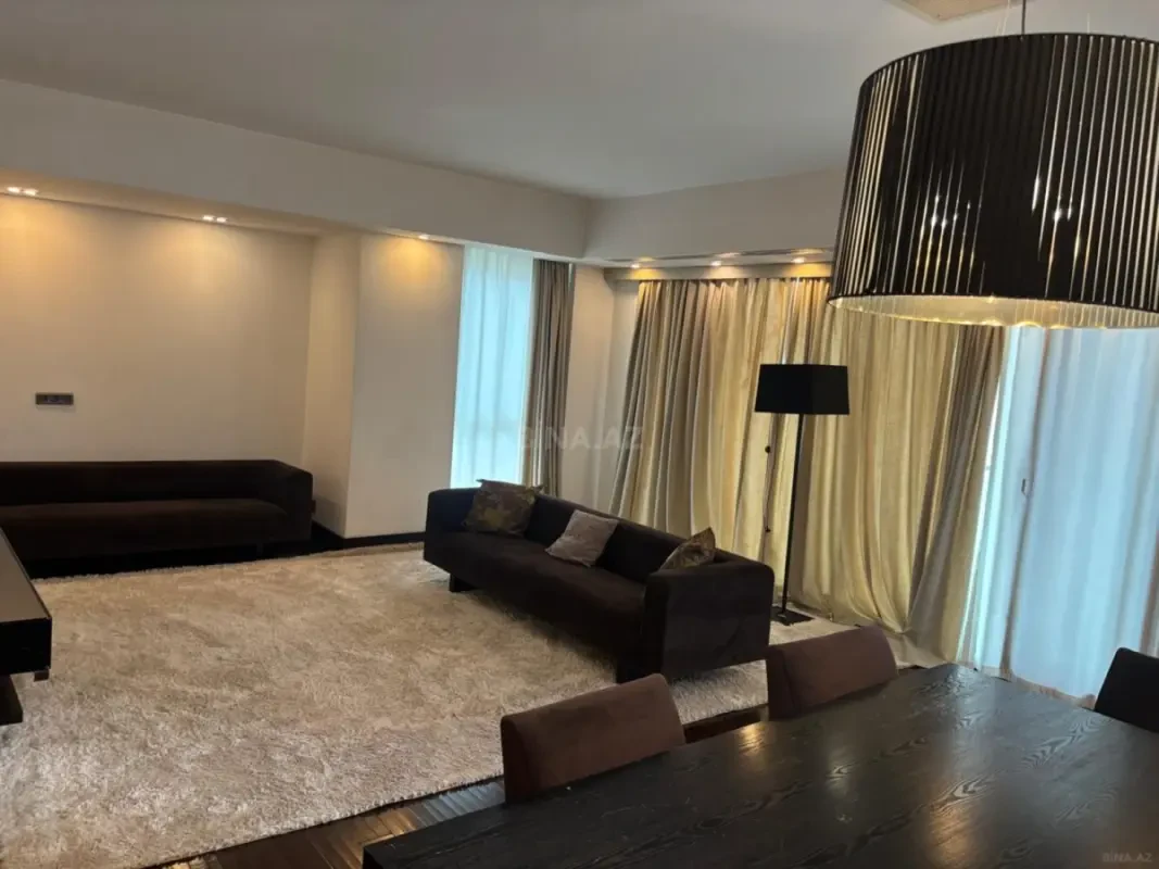 Kirayə verilir 5 otaqlı mənzil 200 m²