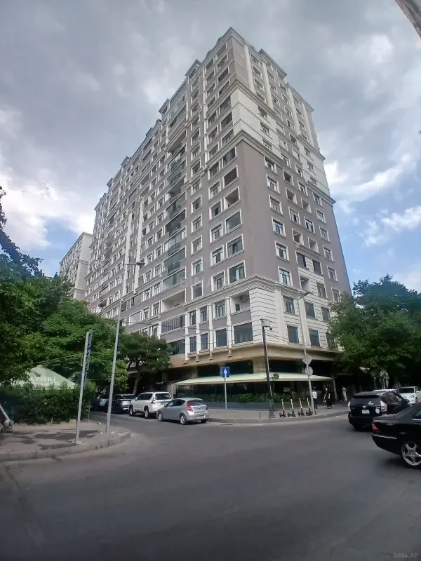 Satılır 3 otaqlı mənzil 163 m²