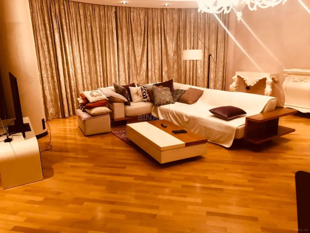Kirayə verilir 4 otaqlı mənzil 215 m²