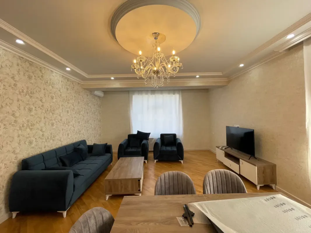 Kirayə verilir 3 otaqlı mənzil 130 m²