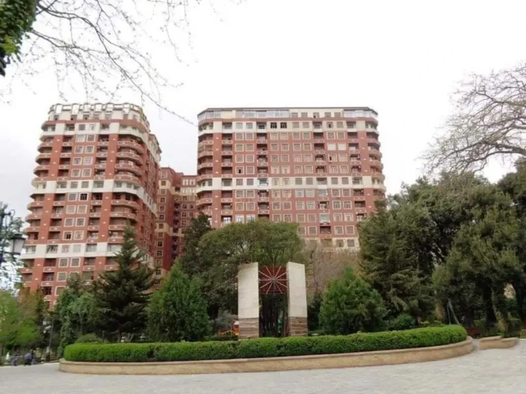 Satılır 3 otaqlı mənzil 178 m²