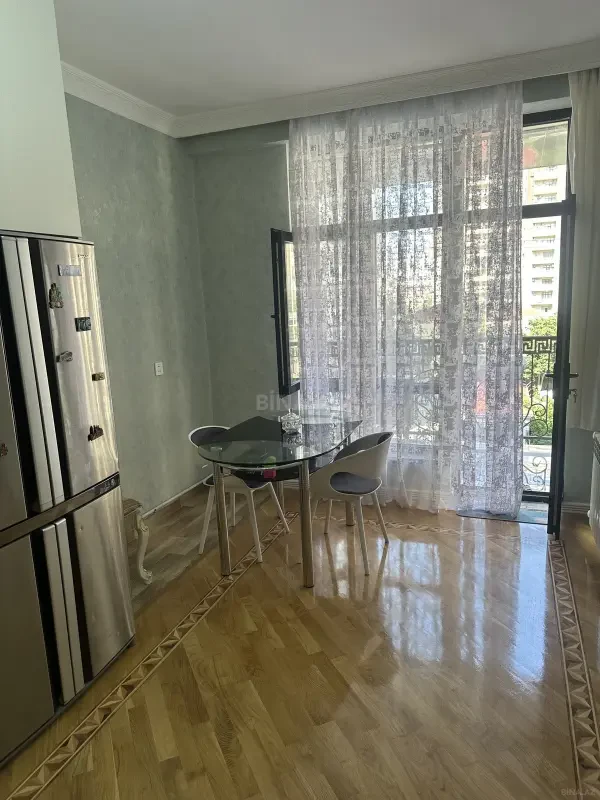 Kirayə verilir 2 otaqlı mənzil 90 m²