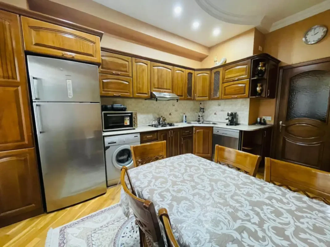 Kirayə verilir 4 otaqlı mənzil 160 m²