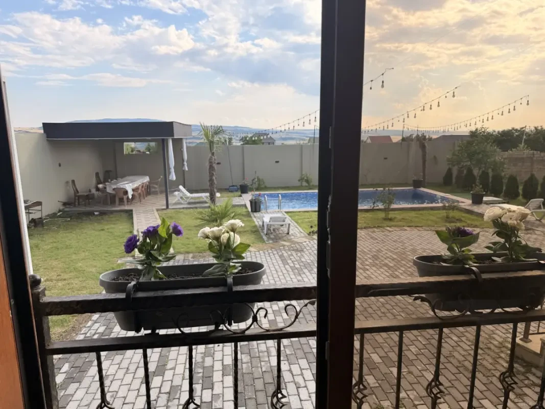 Kirayə verilir 6 otaqlı həyət evi 300 m²