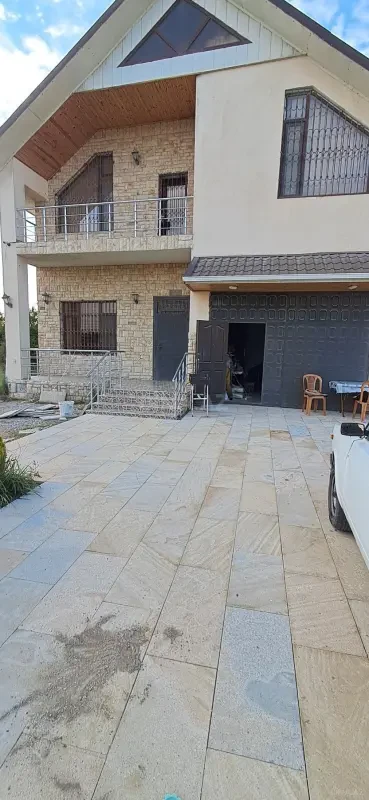 Satılır 5 otaqlı həyət evi 300 m²