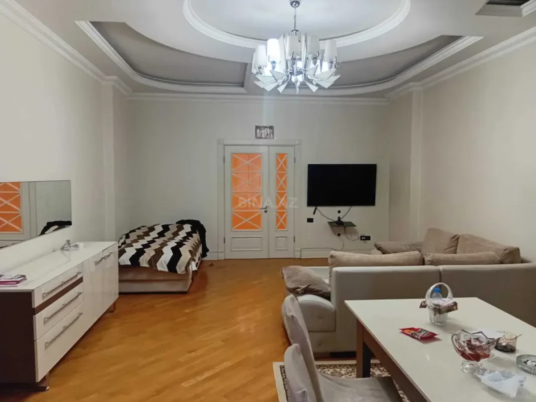 Satılır 4 otaqlı mənzil 181 m²