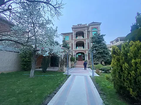 Kirayə verilir 10 otaqlı həyət evi 700 m² — Bakı 10 otaq 700.00 m²