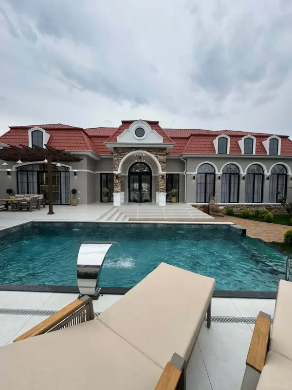 Satılır 5 otaqlı həyət evi 250 m²