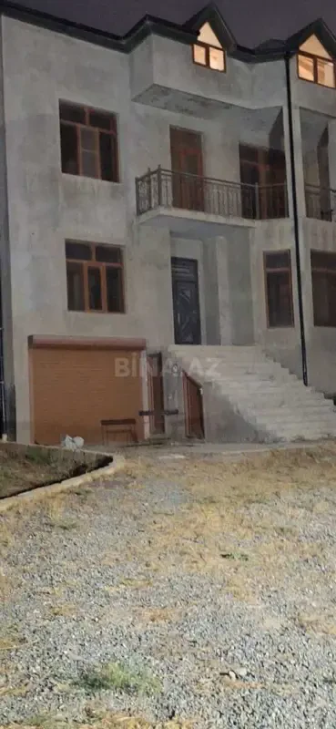 Satılır 4 otaqlı həyət evi 390 m²