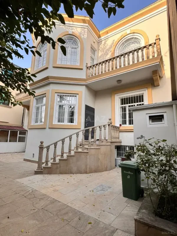 Satılır 8 otaqlı həyət evi 300 m²