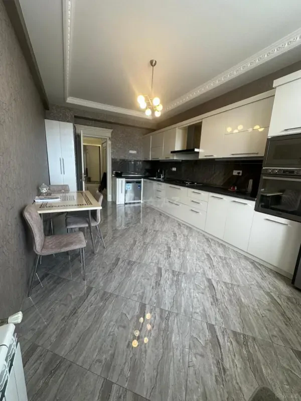 Kirayə verilir 3 otaqlı mənzil 140 m²