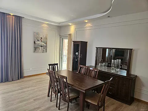 Kirayə verilir 3 otaqlı mənzil 140 m² — Bakı, Nizami 3 otaq 140.00 m²