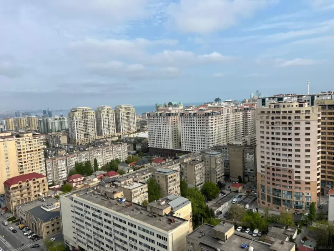 Satılır 4 otaqlı mənzil 135 m²
