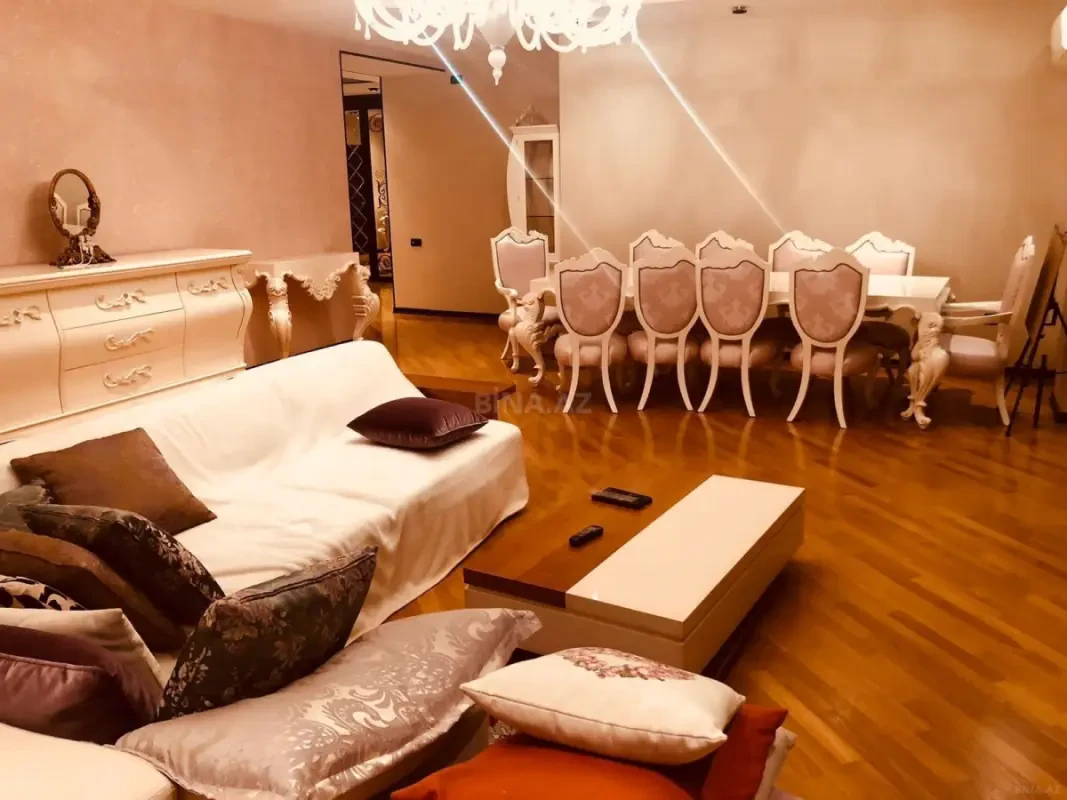Kirayə verilir 4 otaqlı mənzil 214 m²